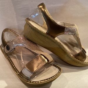Brand new Goldtone Alegria leather sandals: style is the Kendra